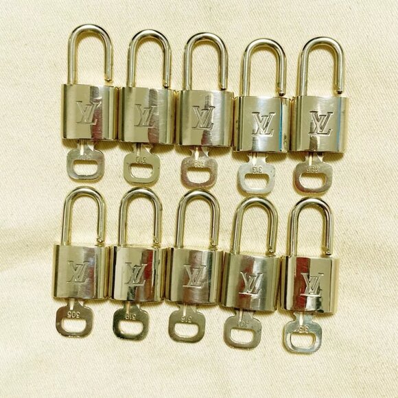 LOUIS VUITTON LV 10 SET PADLOCK KEY CHARM CADENA GOLD FRANCE - Picture 1 of 4